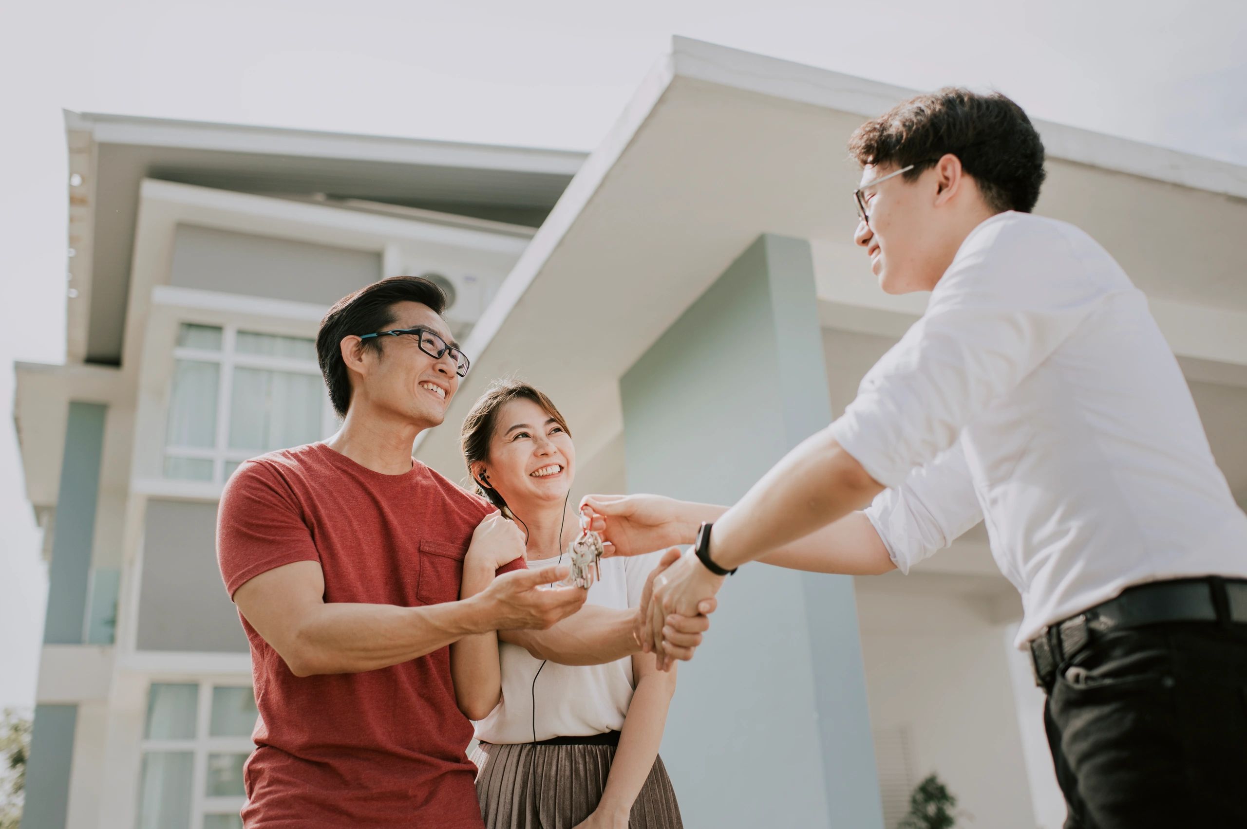 real estate agent handshake keys